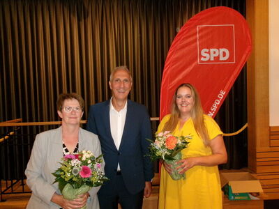 von links Claudia Müller neu; MdB Christoph Schmid und Marion Segnitzer-König neu