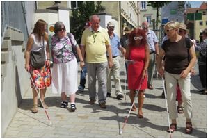 Teilnehmer beim Erkunden der Barrierefreiheit in Nördlingen