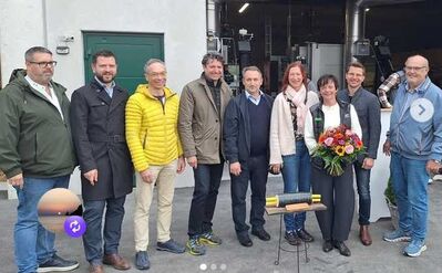 Stadträte Nördlingen mit Blumenstrauß Gudrun Gebert-Löfflad