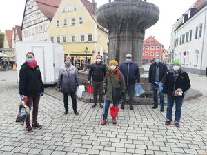 SPD Mitglieder beim Zigarettenstummel sammeln